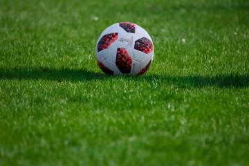 开赛前C罗还亲了一口维蒂尼亚的头发（配图示意）
